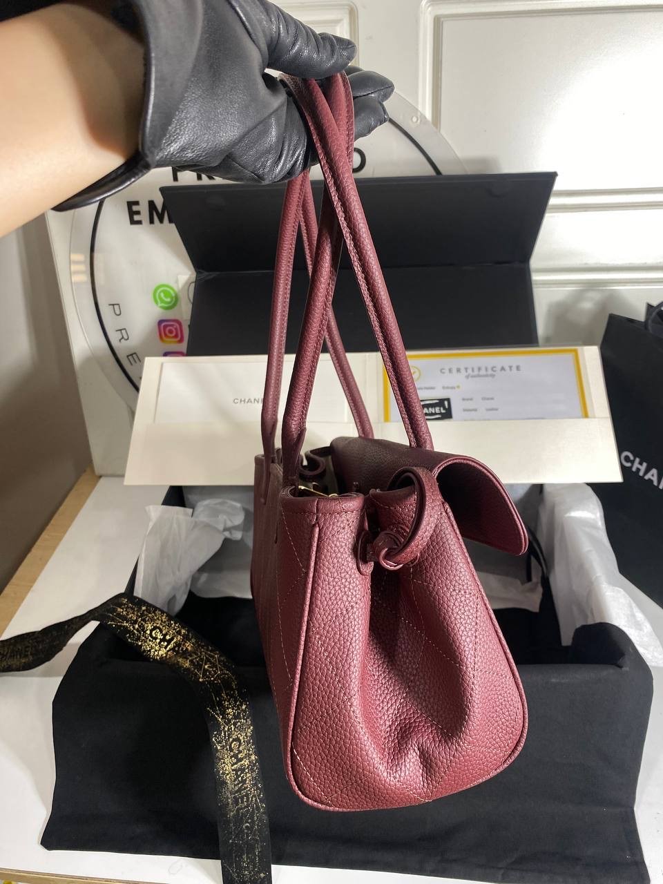 Small Urban Essential East West Shopping Tote Dark Burgundy Caviar Gold Hardware  - foto 3